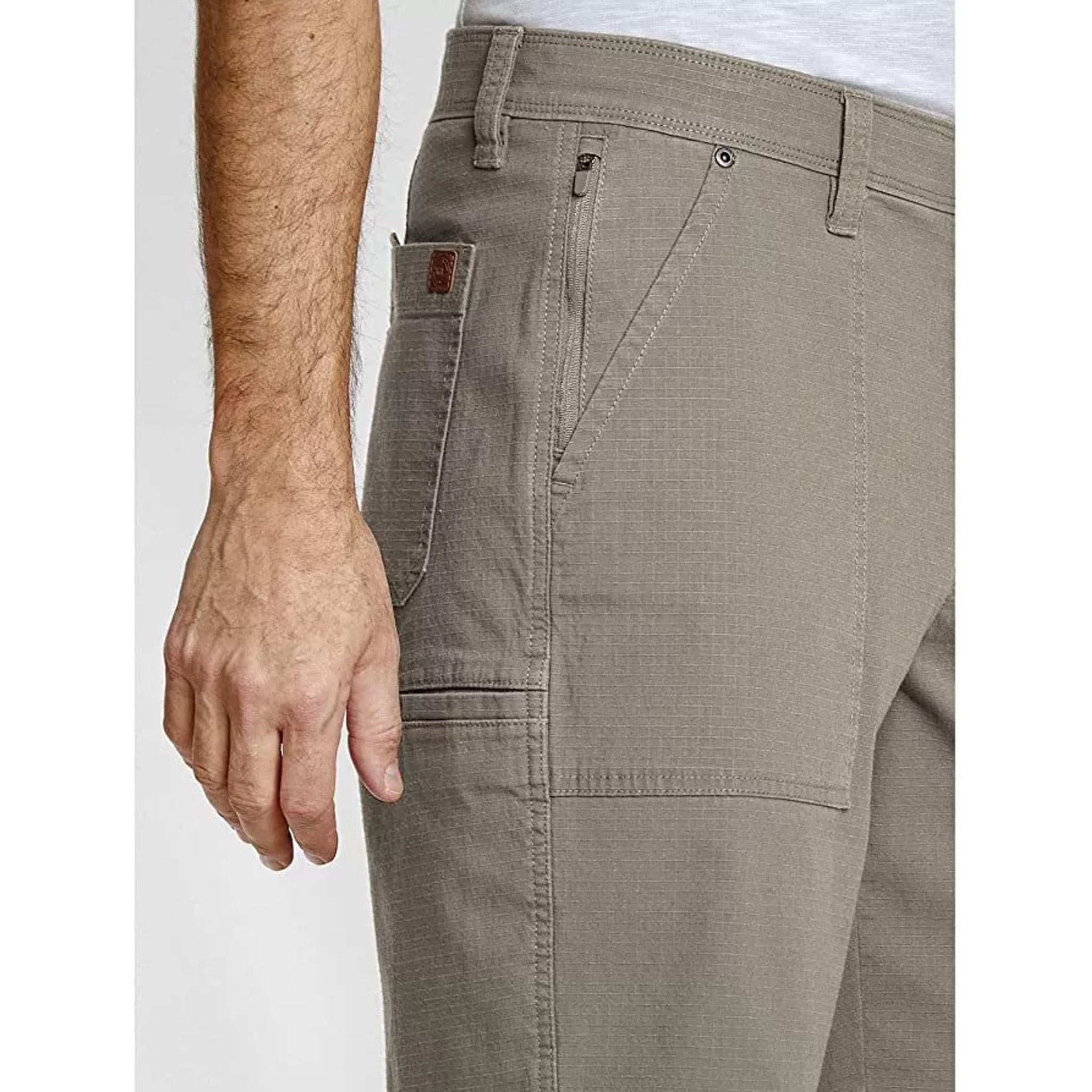 Men's weatherproof cargo-style shorts with 6-pocket design, lightweight breathable stretch fabric, straight cut, and ultra comfort fit – perfect for outdoor and casual wear.